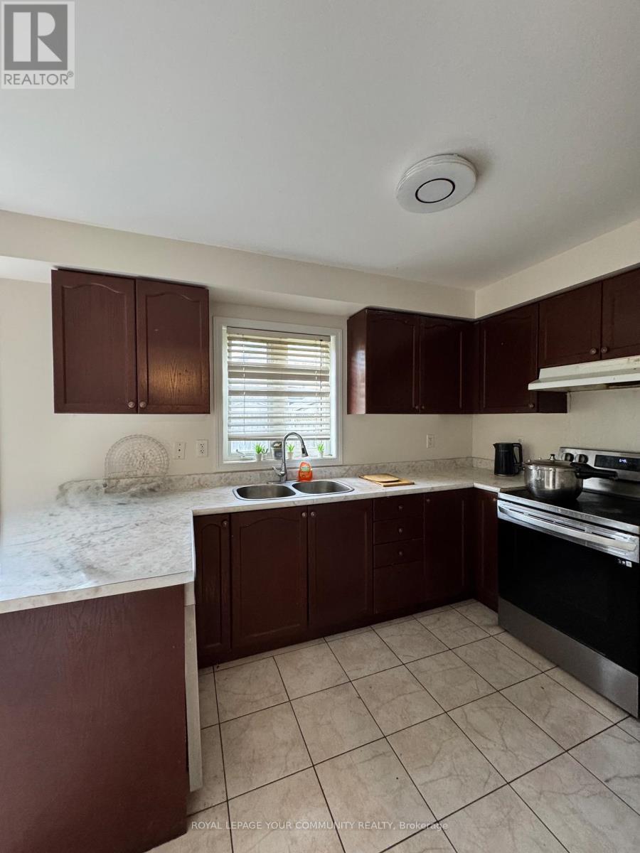 163 Flagstone Way, Newmarket, ON - Indoor Photo Showing Kitchen With Double Sink