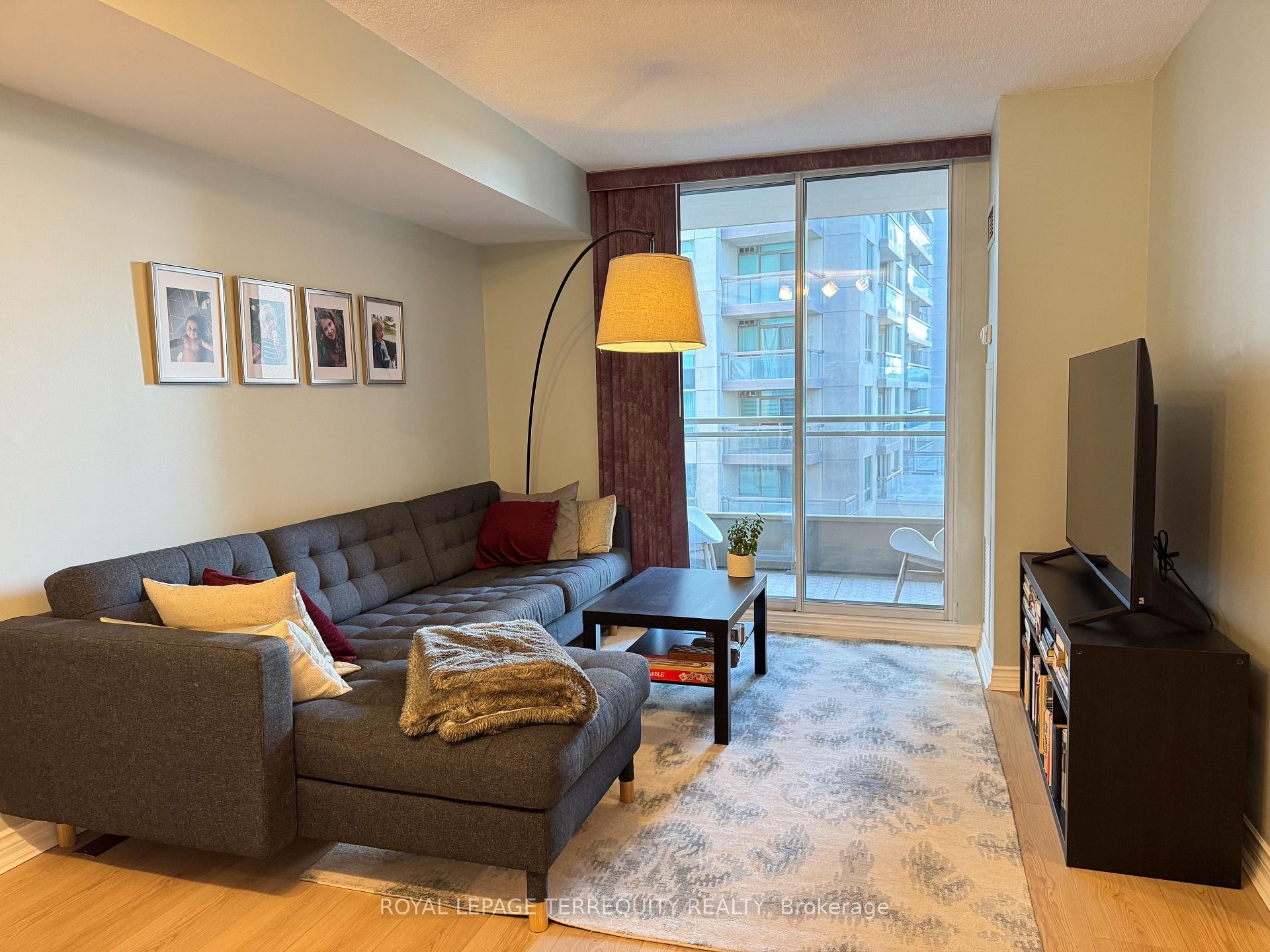 601-256 Doris Avenue, Toronto, ON - Indoor Photo Showing Living Room