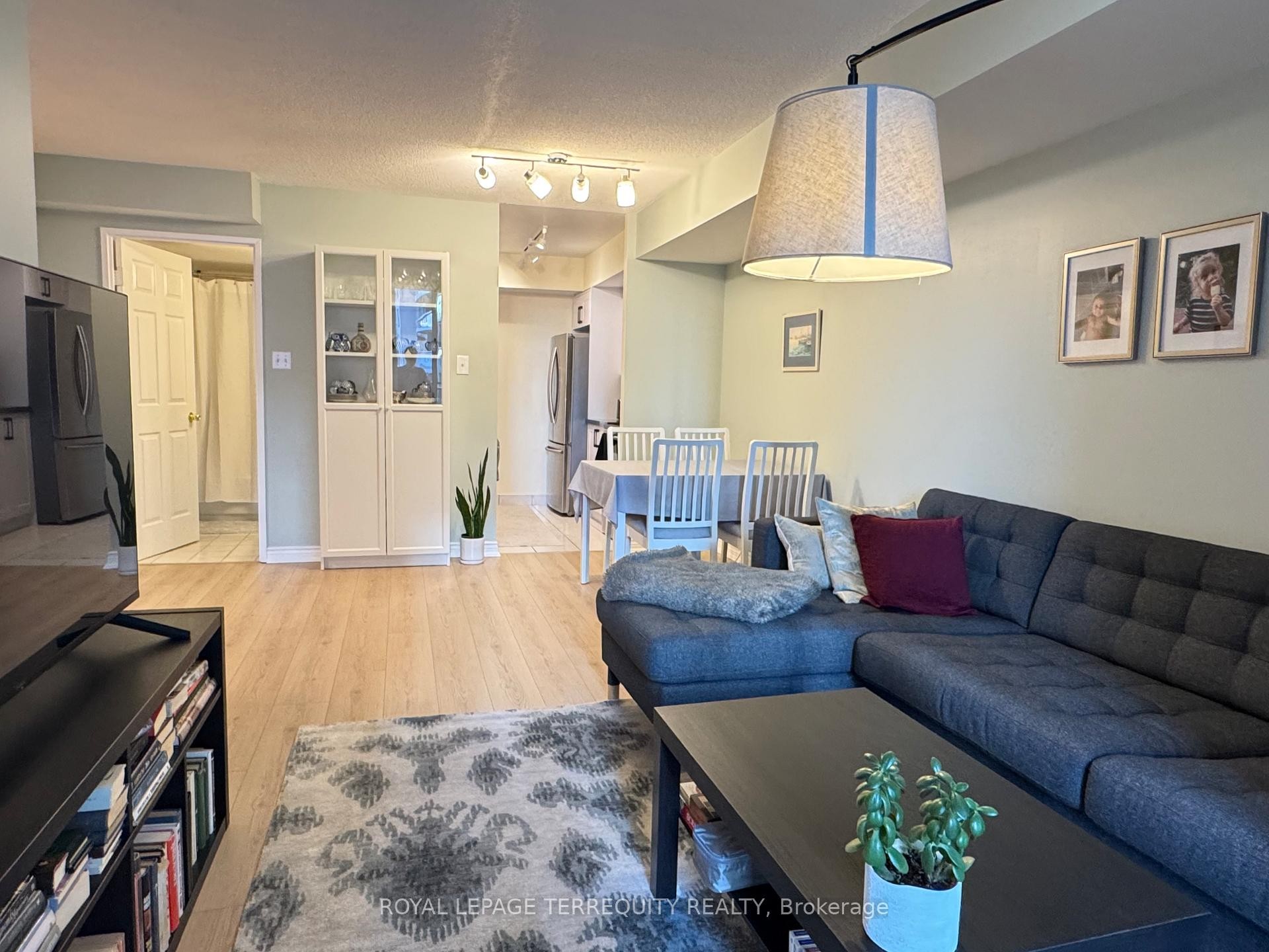 601-256 Doris Avenue, Toronto, ON - Indoor Photo Showing Living Room