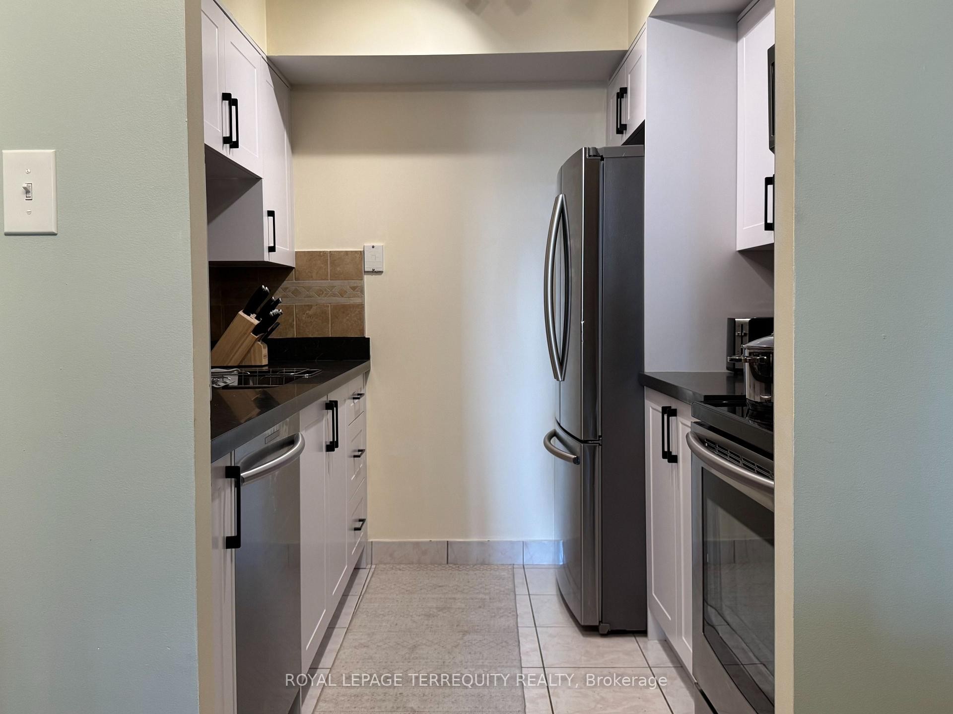 601-256 Doris Avenue, Toronto, ON - Indoor Photo Showing Kitchen