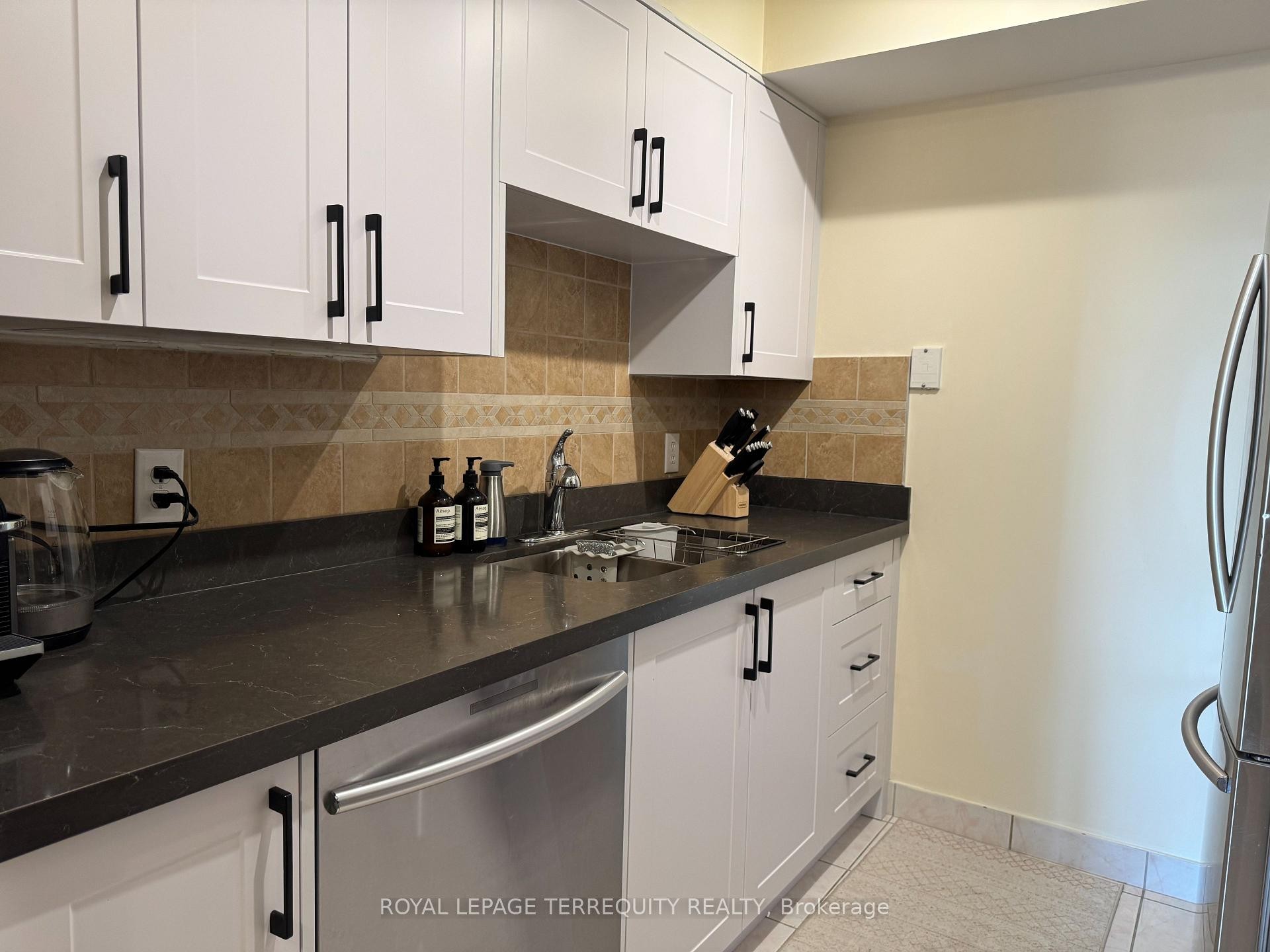 601-256 Doris Avenue, Toronto, ON - Indoor Photo Showing Kitchen
