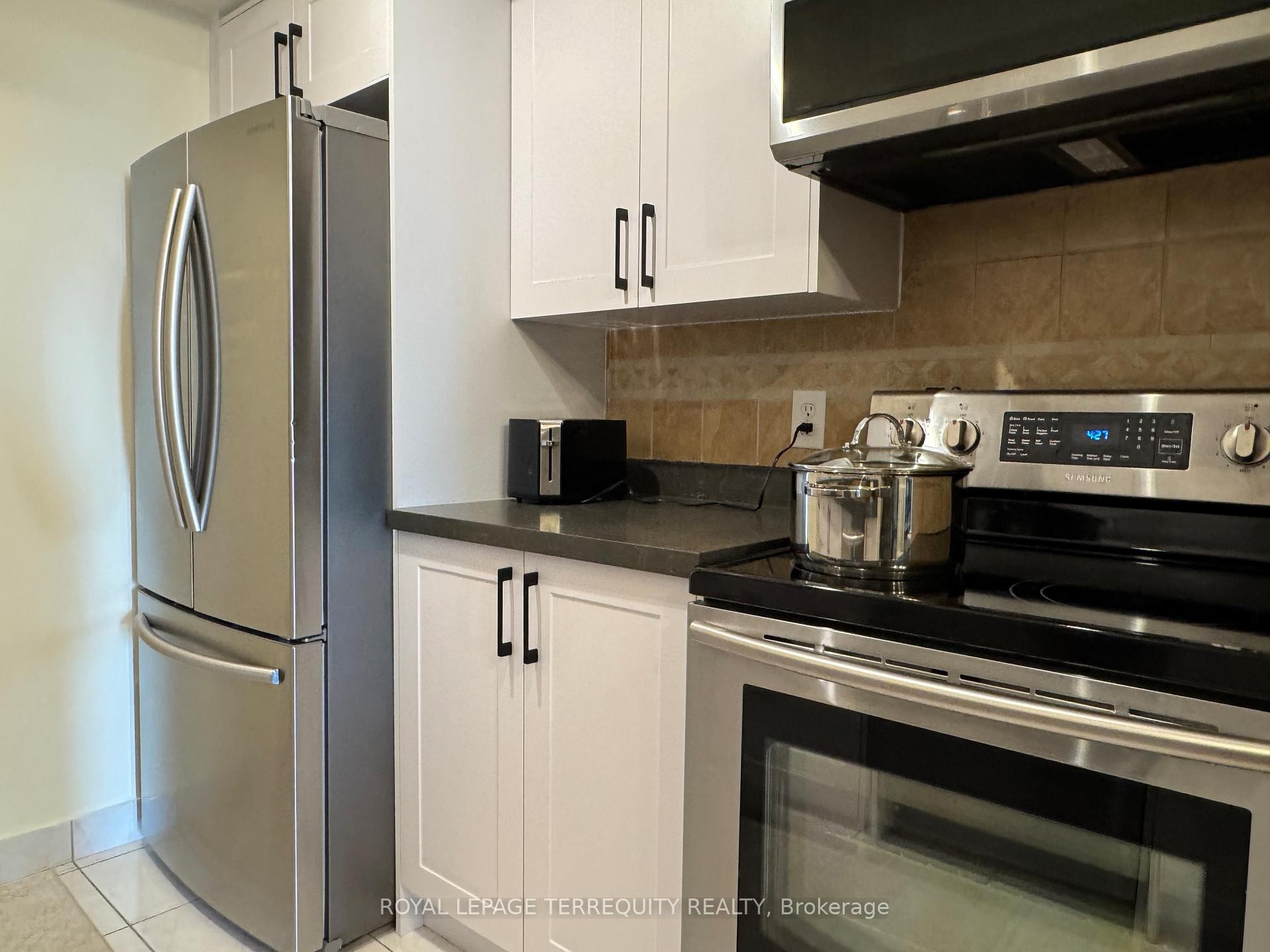601-256 Doris Avenue, Toronto, ON - Indoor Photo Showing Kitchen
