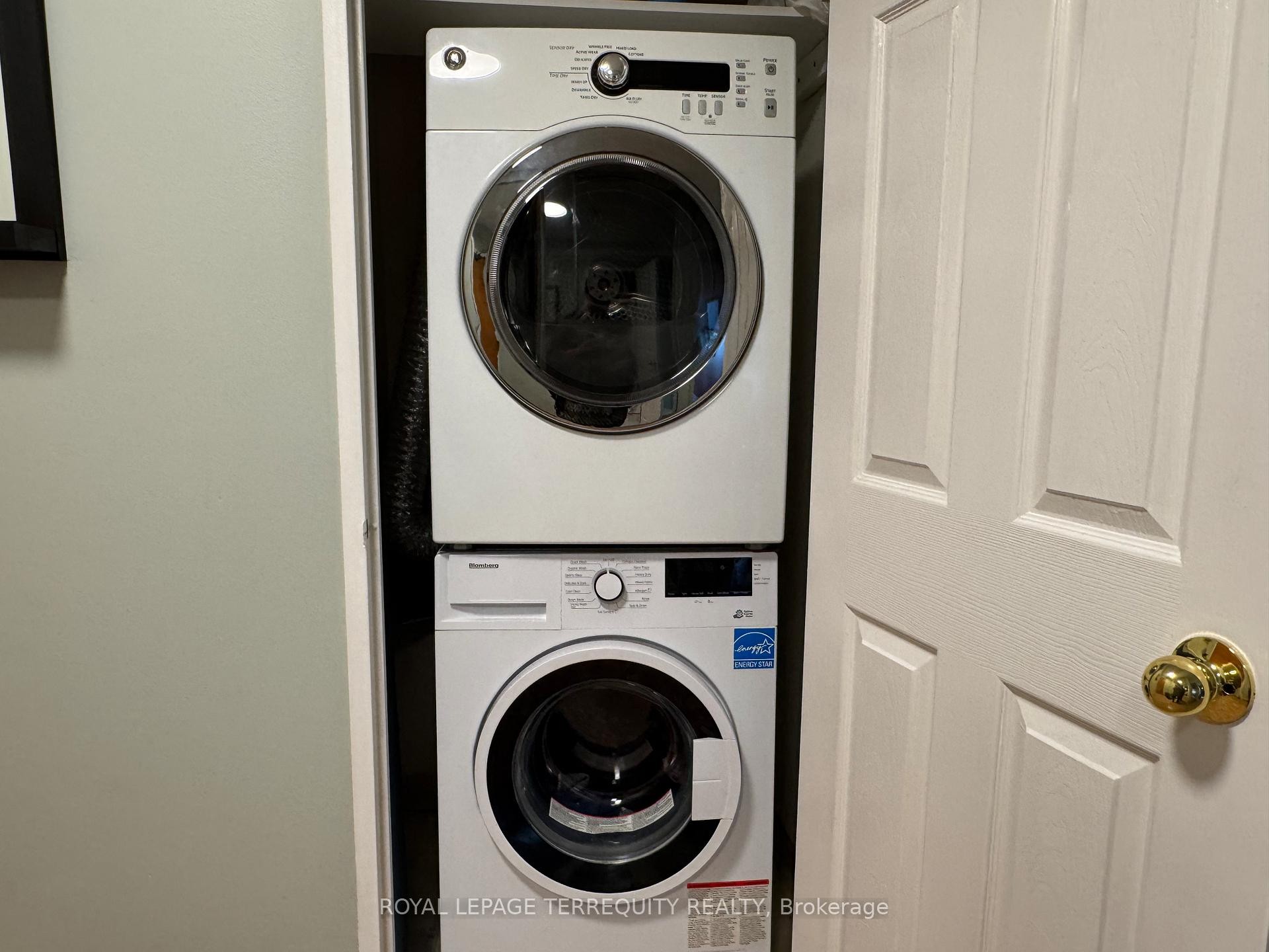 601-256 Doris Avenue, Toronto, ON - Indoor Photo Showing Laundry Room