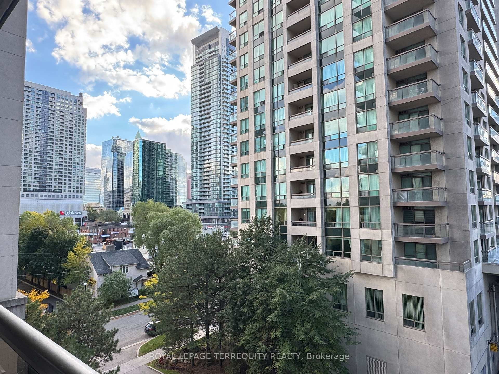 601-256 Doris Avenue, Toronto, ON - Outdoor With Balcony With Facade