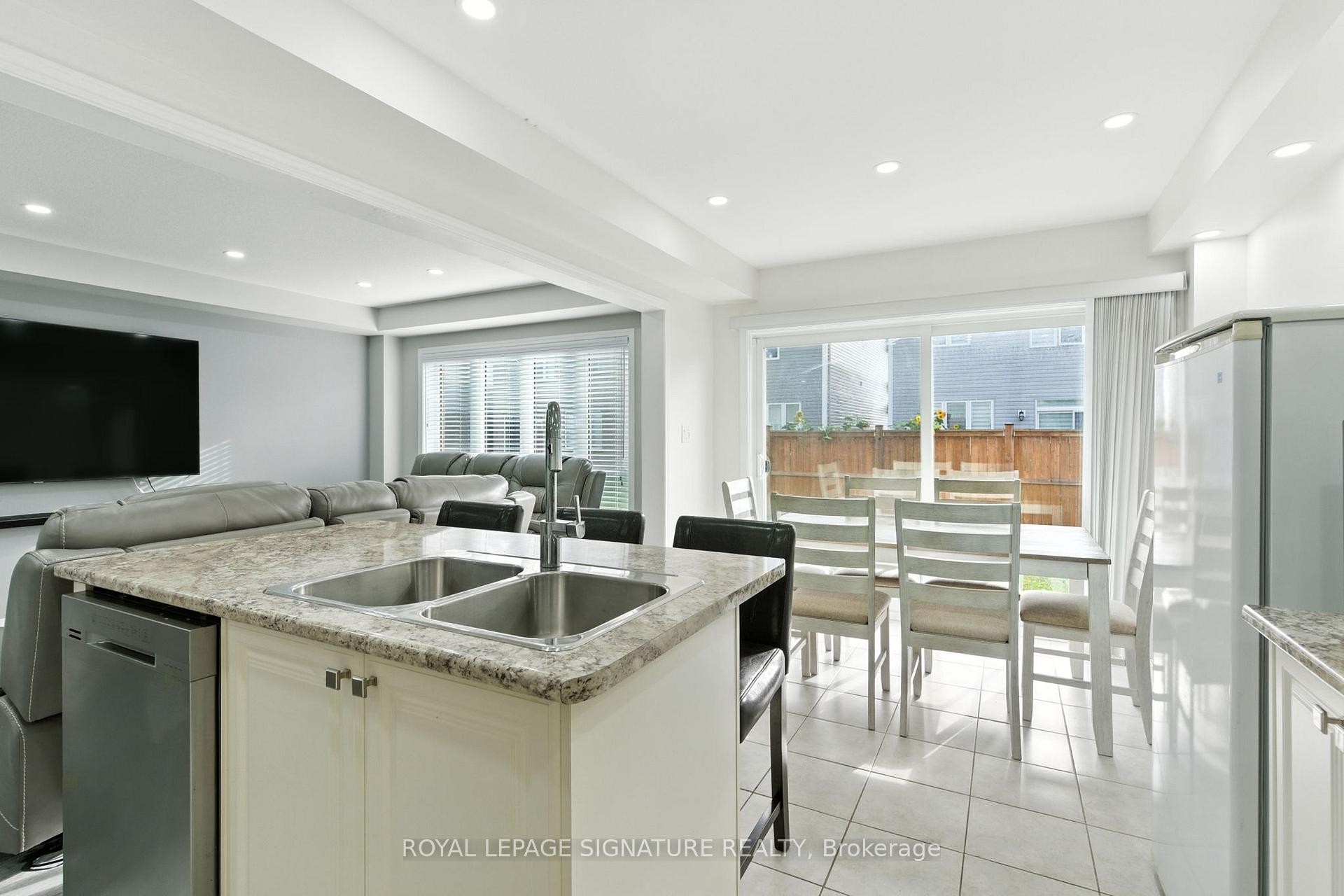16 Froggy Drive, Thorold, ON - Indoor Photo Showing Kitchen With Double Sink