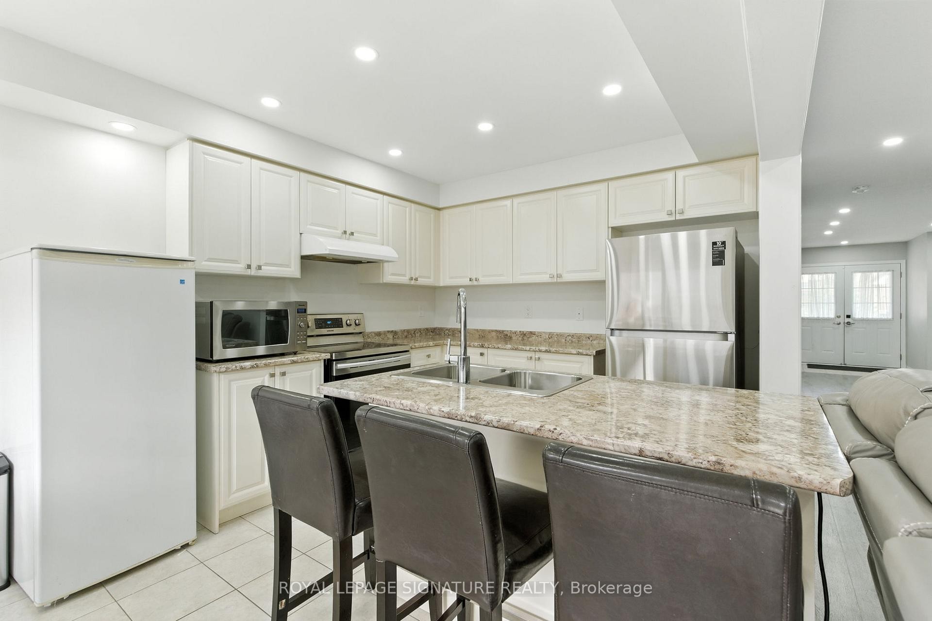16 Froggy Drive, Thorold, ON - Indoor Photo Showing Kitchen With Stainless Steel Kitchen With Upgraded Kitchen