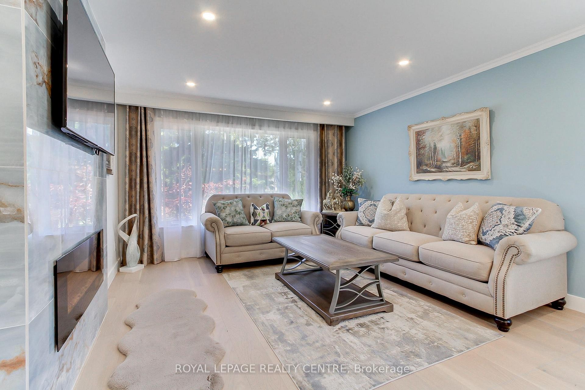 2039 Davebrook Road, Mississauga, ON - Indoor Photo Showing Living Room