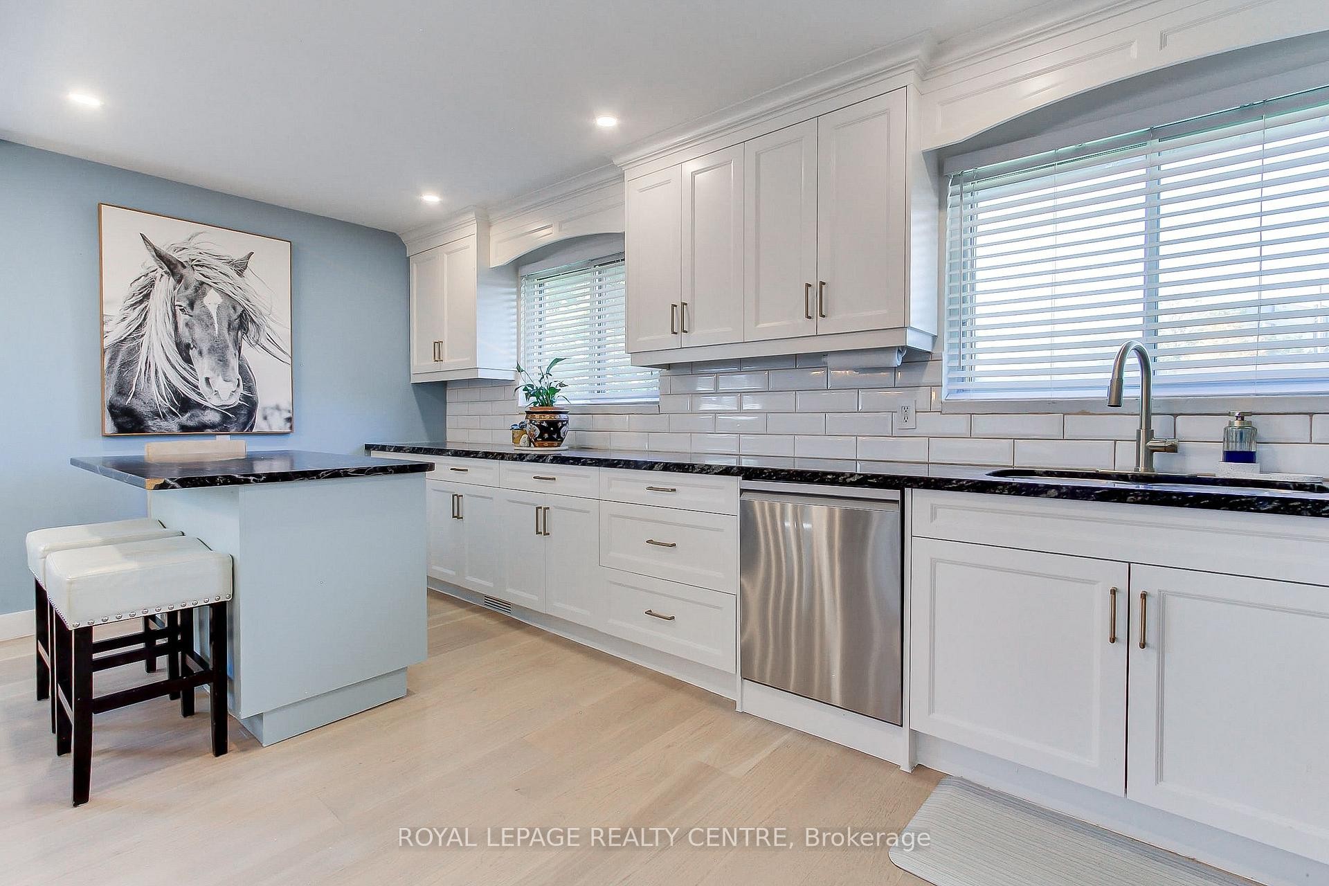 2039 Davebrook Road, Mississauga, ON - Indoor Photo Showing Kitchen With Upgraded Kitchen