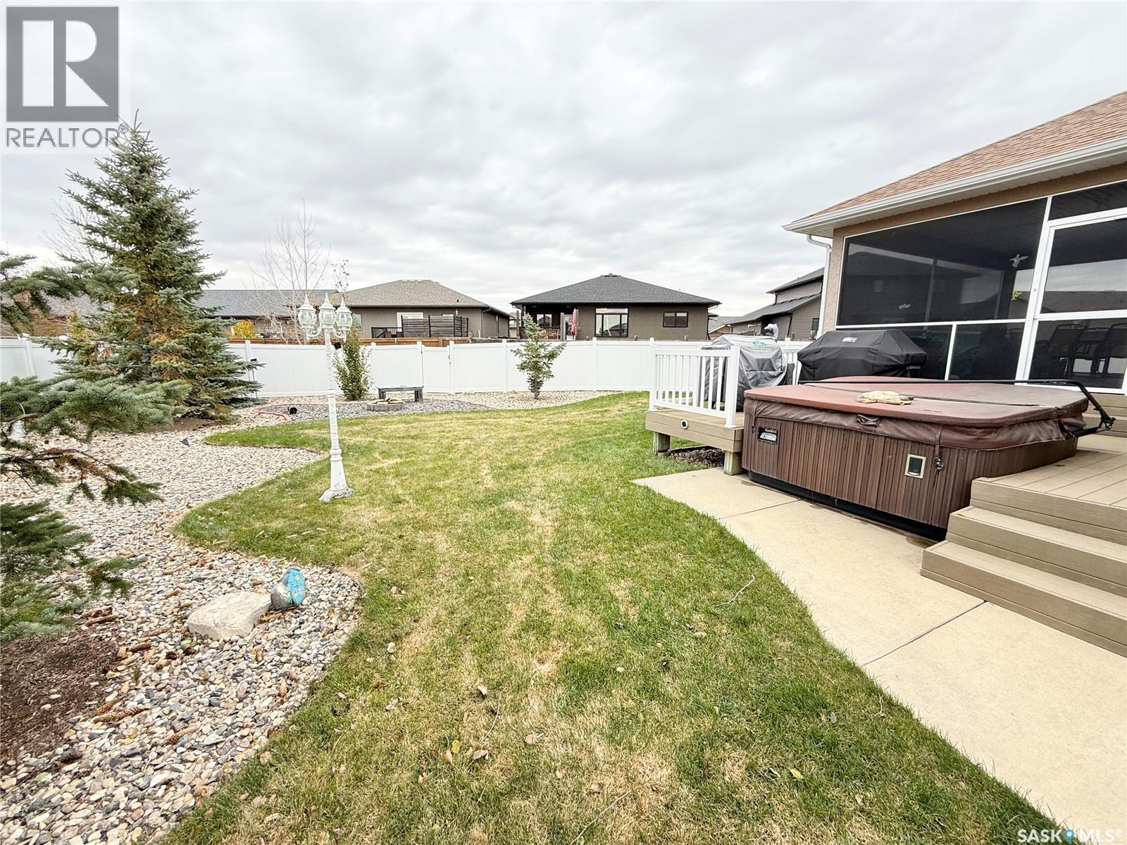 1845 Gordon Miles Place, Weyburn, SK - Outdoor