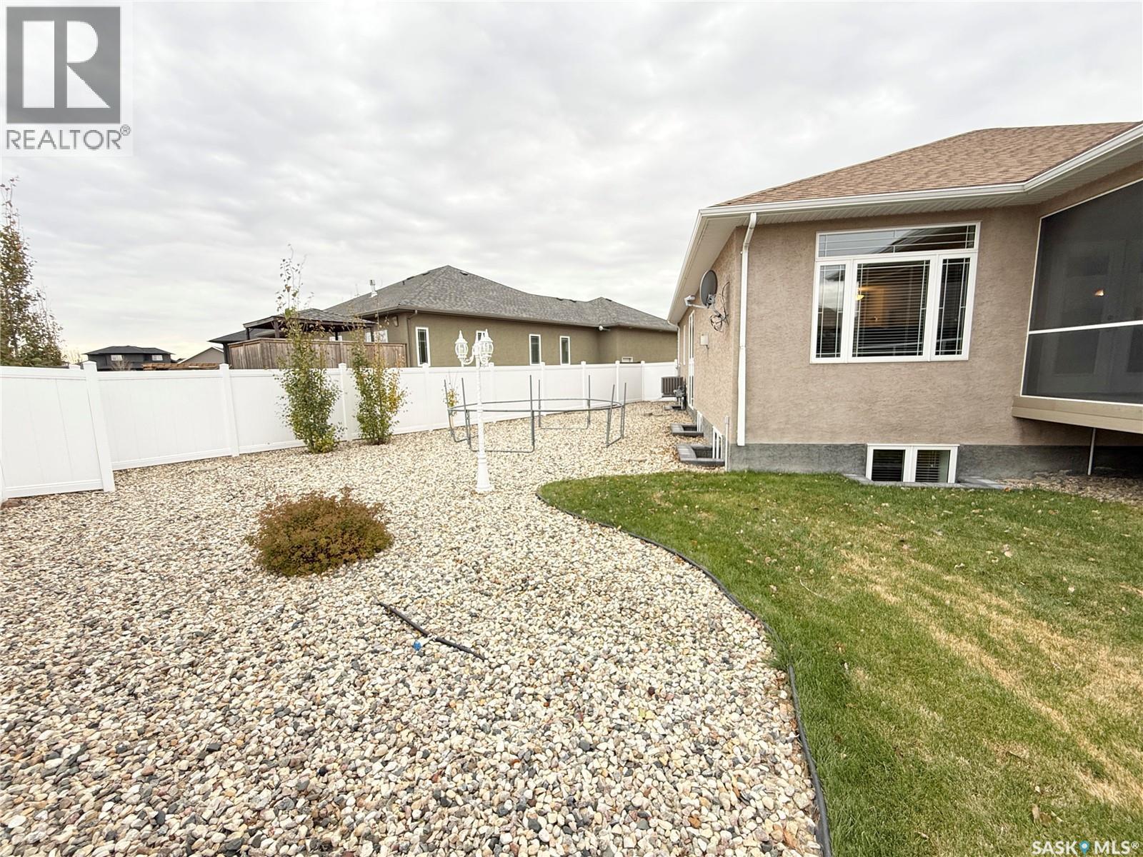 1845 Gordon Miles Place, Weyburn, SK - Outdoor
