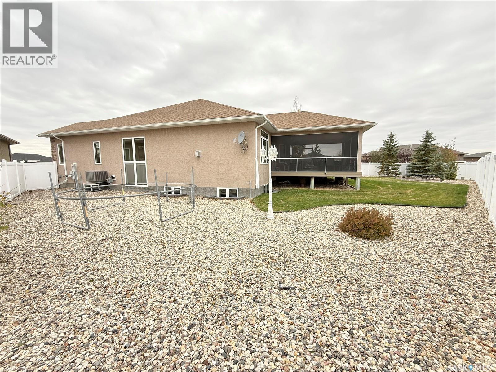 1845 Gordon Miles Place, Weyburn, SK - Outdoor