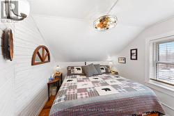 KING SIZE BED WITH ROOM TO WALK AROUND IT -