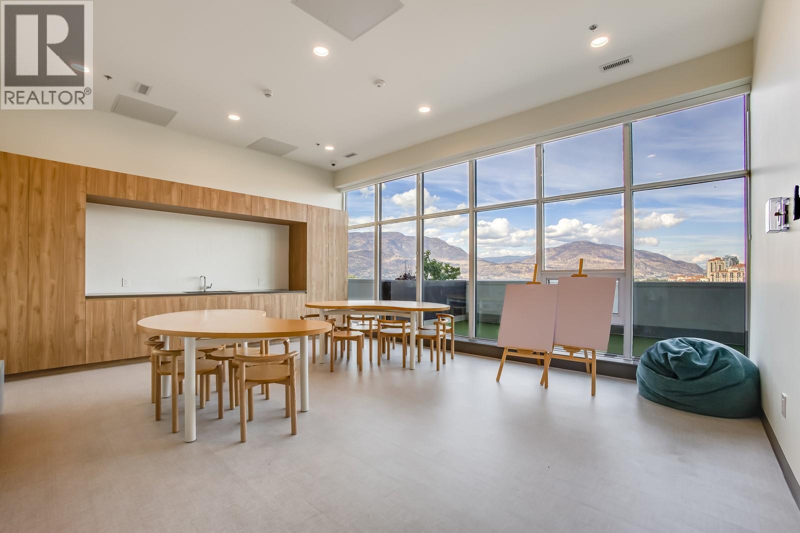 238 Leon Avenue Unit# 1104, Kelowna, BC - Indoor Photo Showing Dining Room