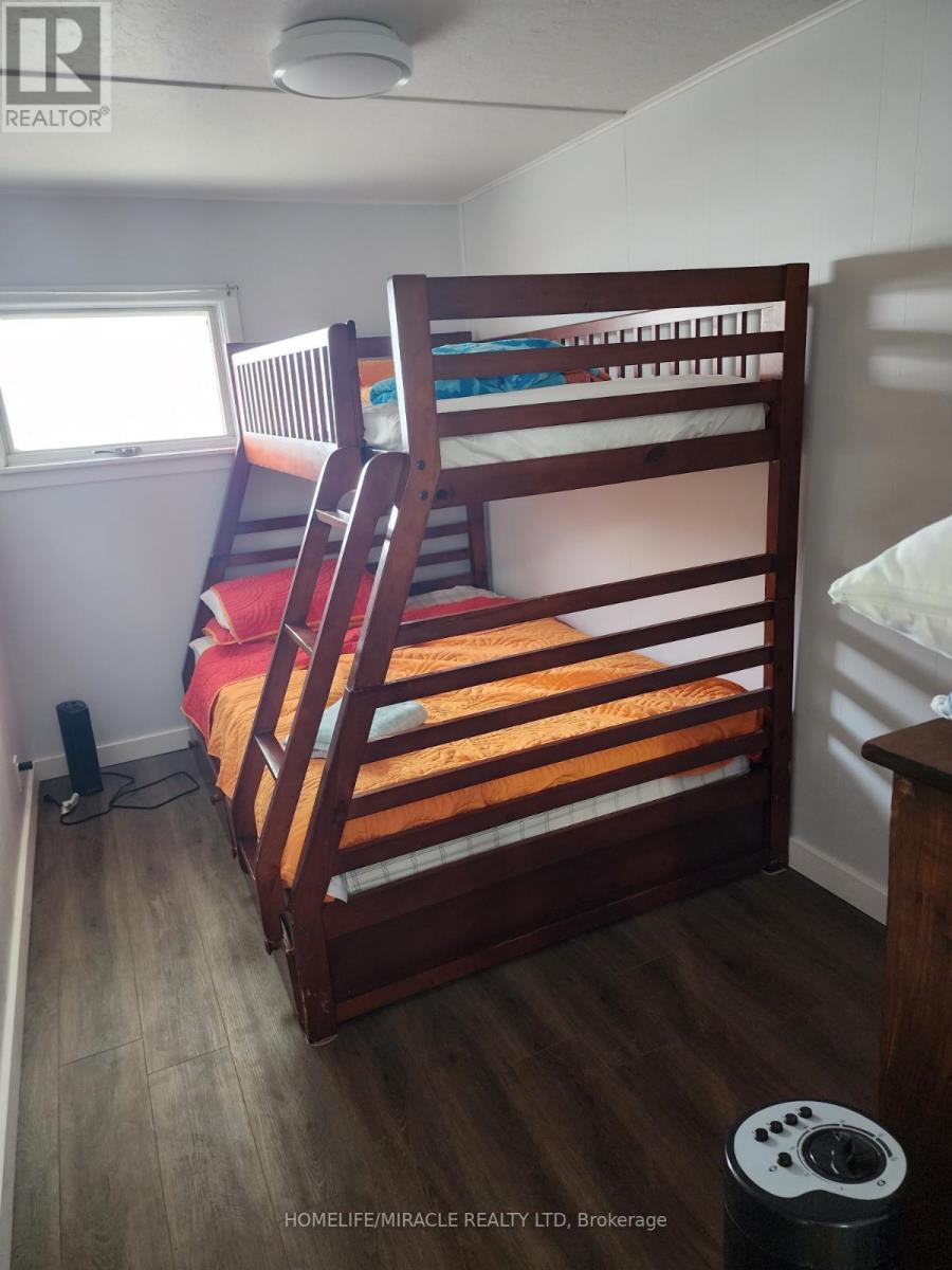 18222 Erie Shore Drive, Chatham-Kent, ON - Indoor Photo Showing Bedroom