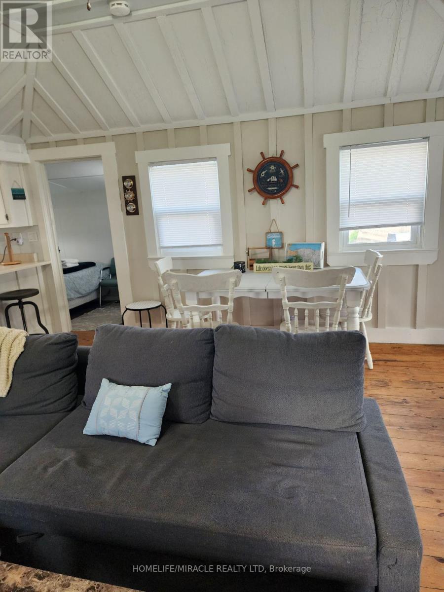 18222 Erie Shore Drive, Chatham-Kent, ON - Indoor Photo Showing Living Room