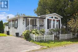 9 YVETTE PRIVATE Ottawa, ON K0A 1B0