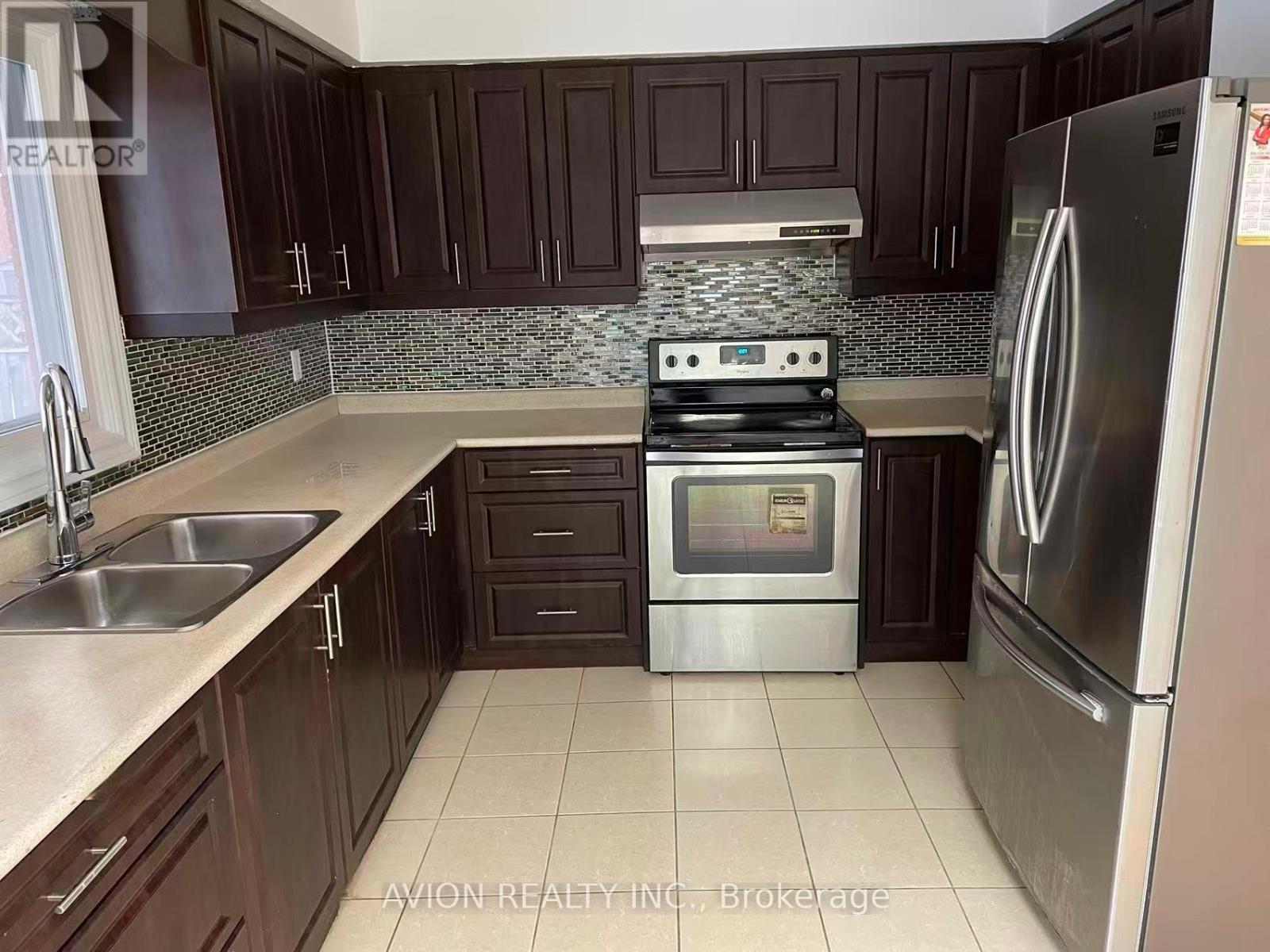 172 Highglen Avenue E, Markham, ON - Indoor Photo Showing Kitchen With Double Sink
