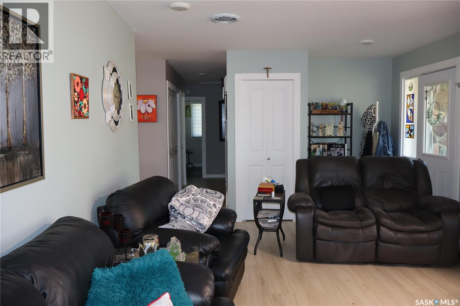 310 2Nd Avenue S, Rockglen, SK - Indoor Photo Showing Living Room
