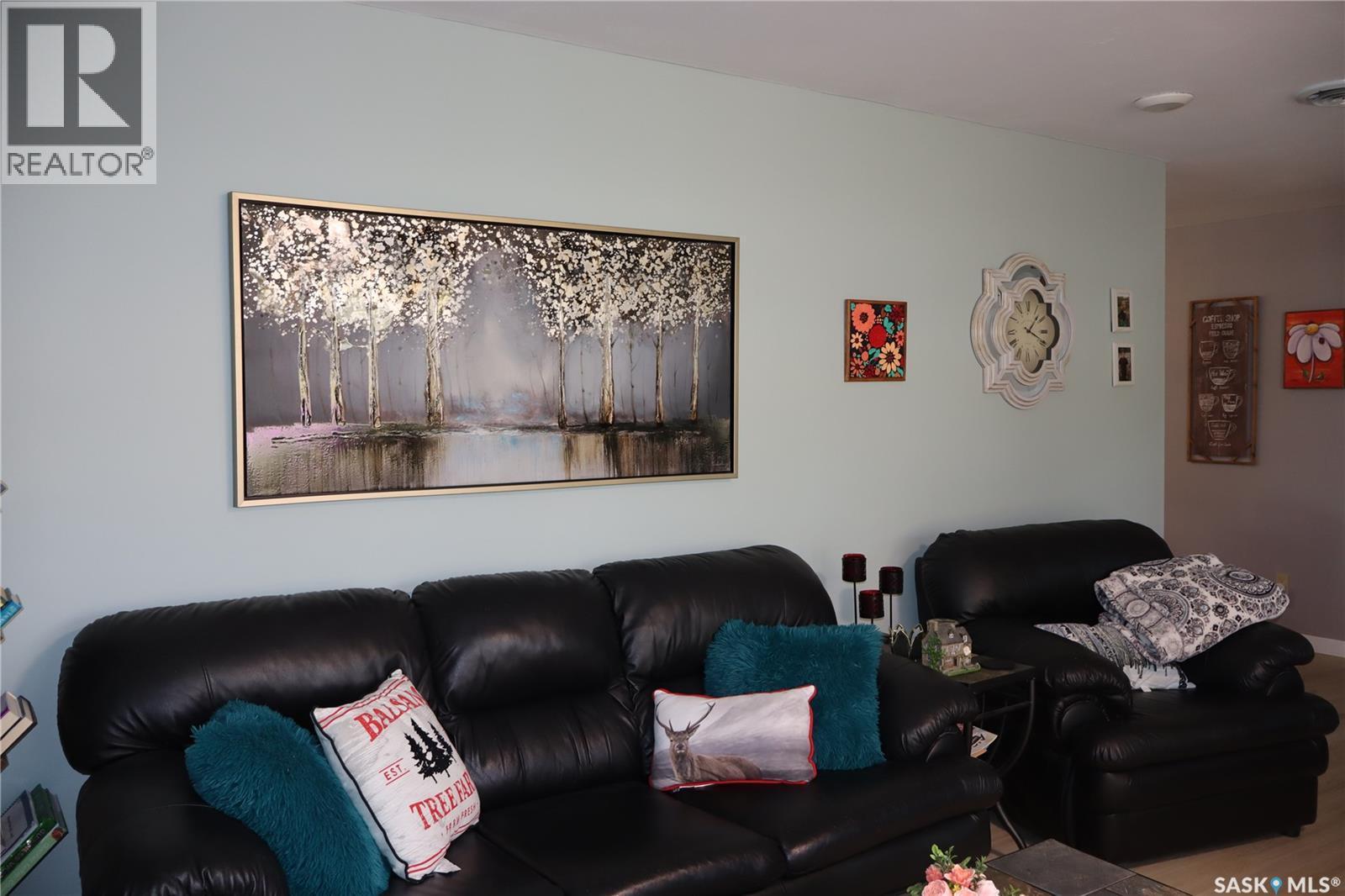 310 2Nd Avenue S, Rockglen, SK - Indoor Photo Showing Living Room