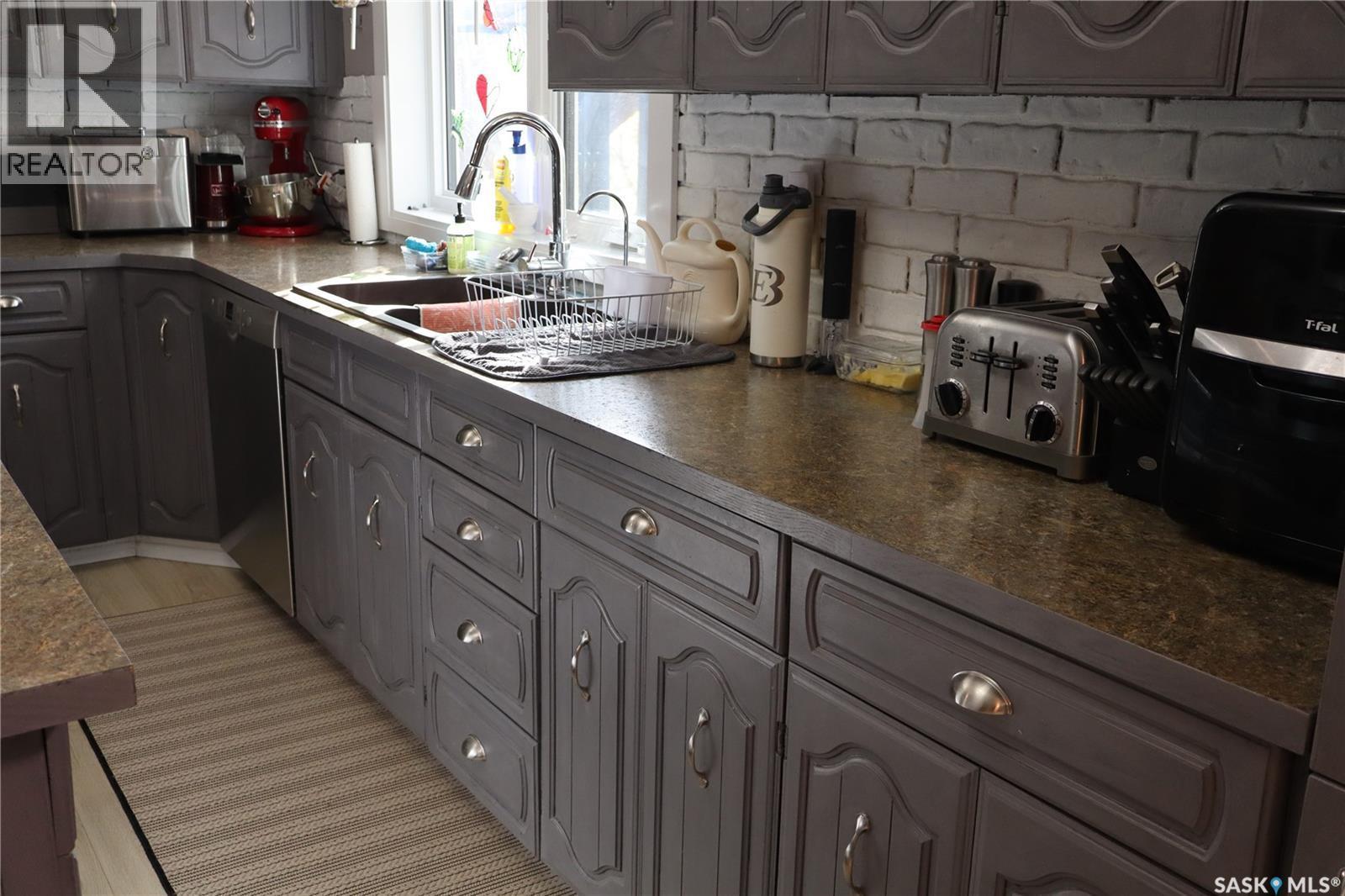 310 2Nd Avenue S, Rockglen, SK - Indoor Photo Showing Kitchen With Double Sink