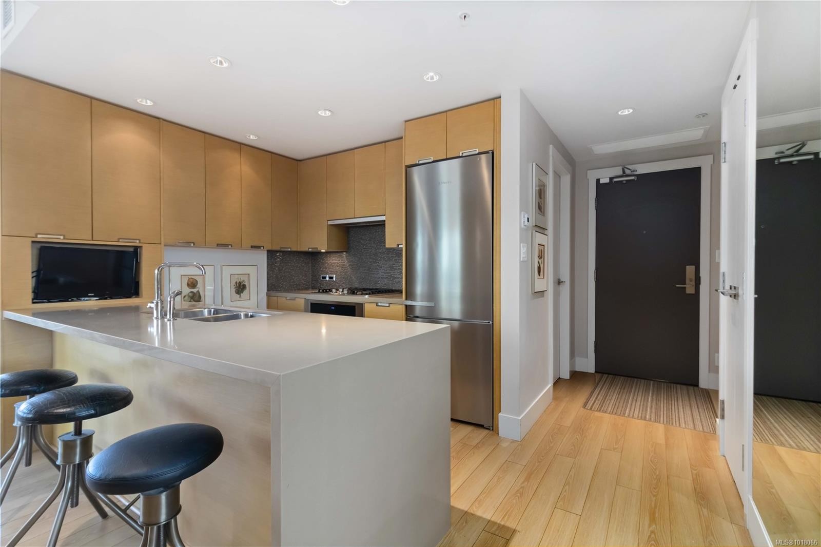 303-83 Saghalie Rd, Victoria, BC - Indoor Photo Showing Kitchen With Double Sink