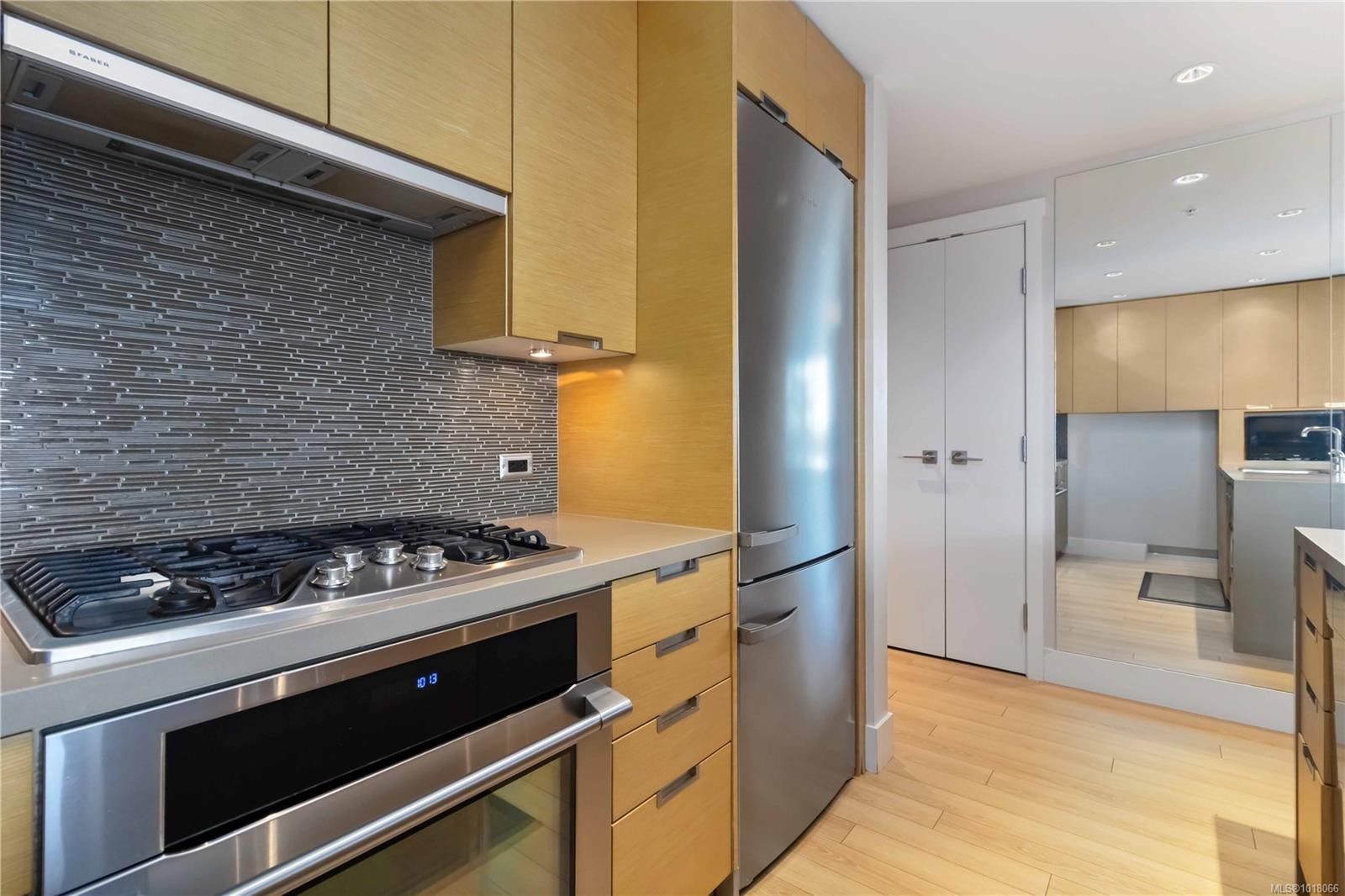 303-83 Saghalie Rd, Victoria, BC - Indoor Photo Showing Kitchen With Upgraded Kitchen