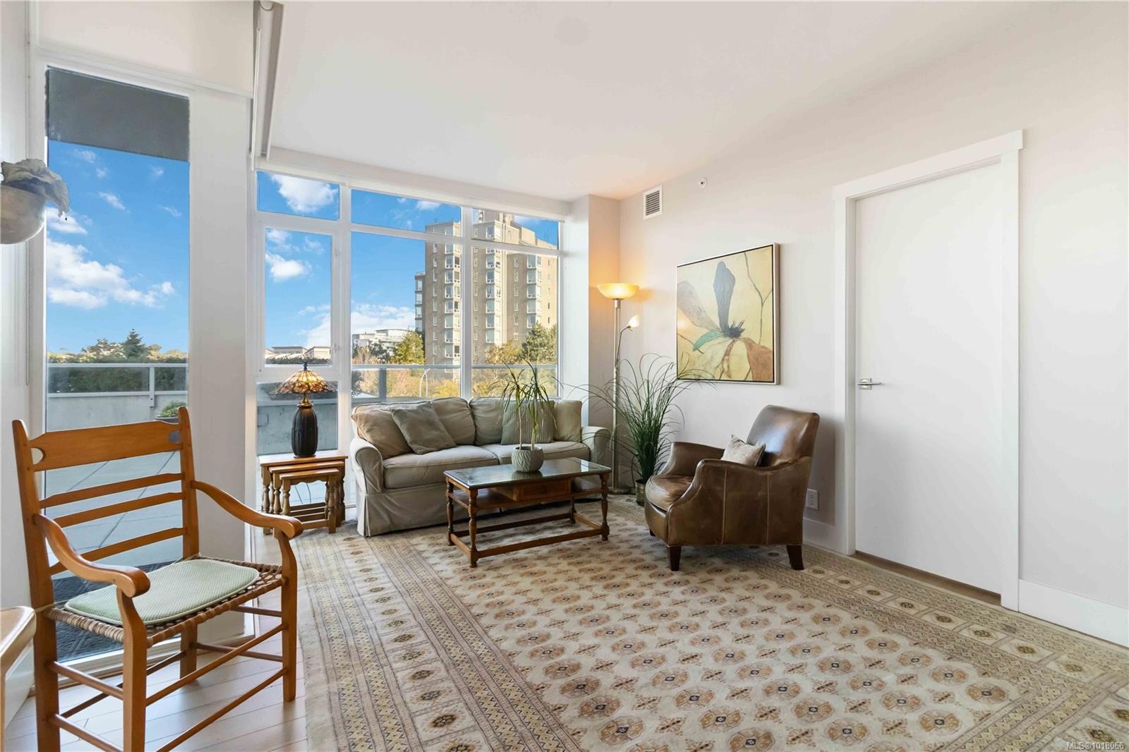 303-83 Saghalie Rd, Victoria, BC - Indoor Photo Showing Living Room