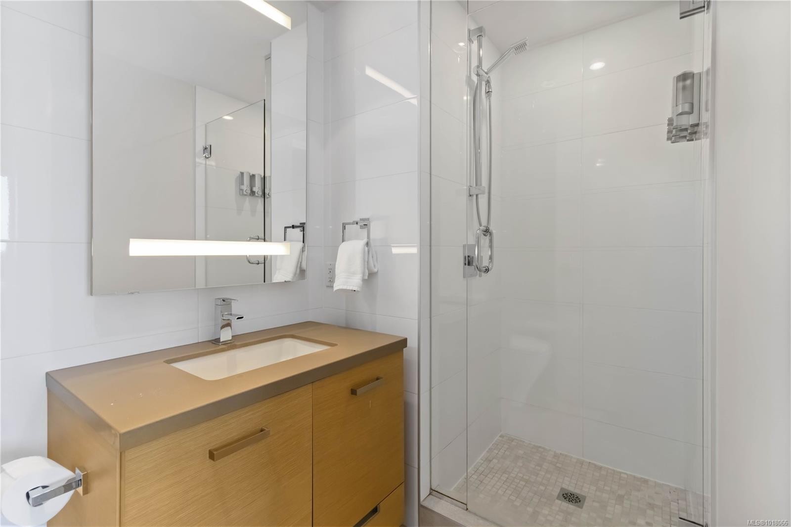 303-83 Saghalie Rd, Victoria, BC - Indoor Photo Showing Bathroom