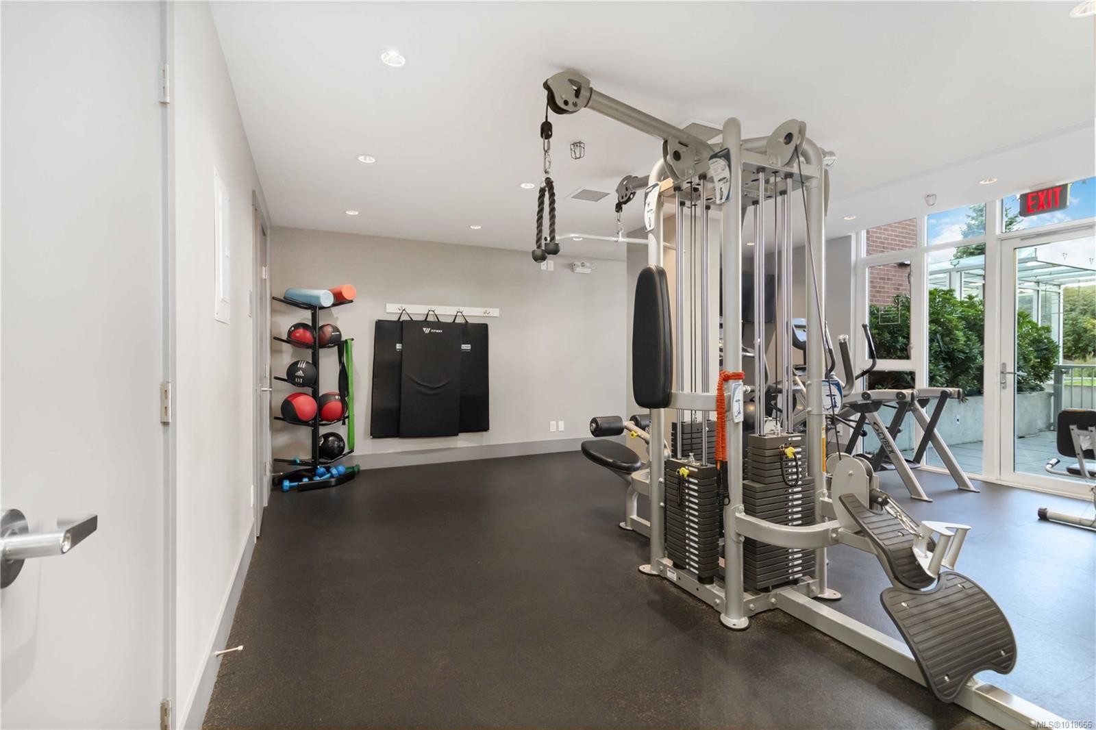 303-83 Saghalie Rd, Victoria, BC - Indoor Photo Showing Gym Room