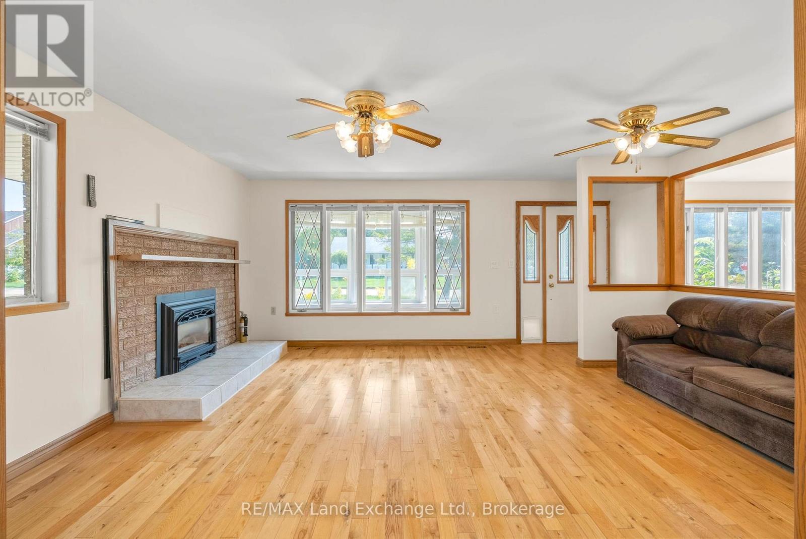 401 Winnebago Road, Huron-Kinloss, ON - Indoor Photo Showing Living Room With Fireplace