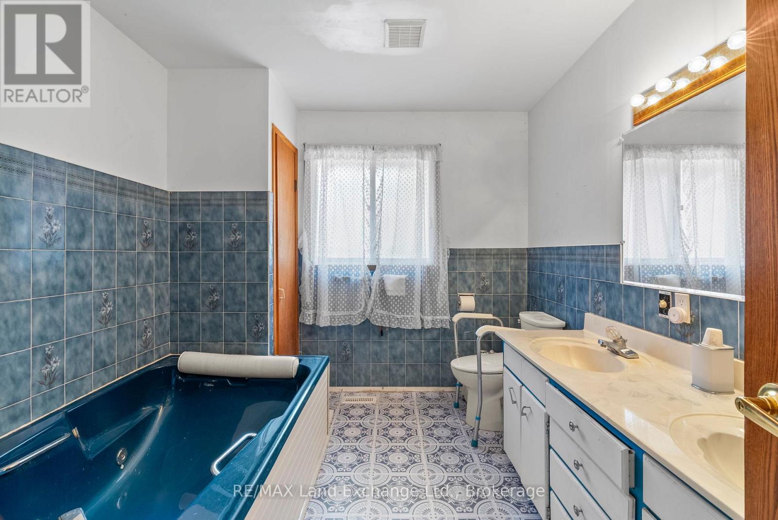 401 Winnebago Road, Huron-Kinloss, ON - Indoor Photo Showing Bathroom