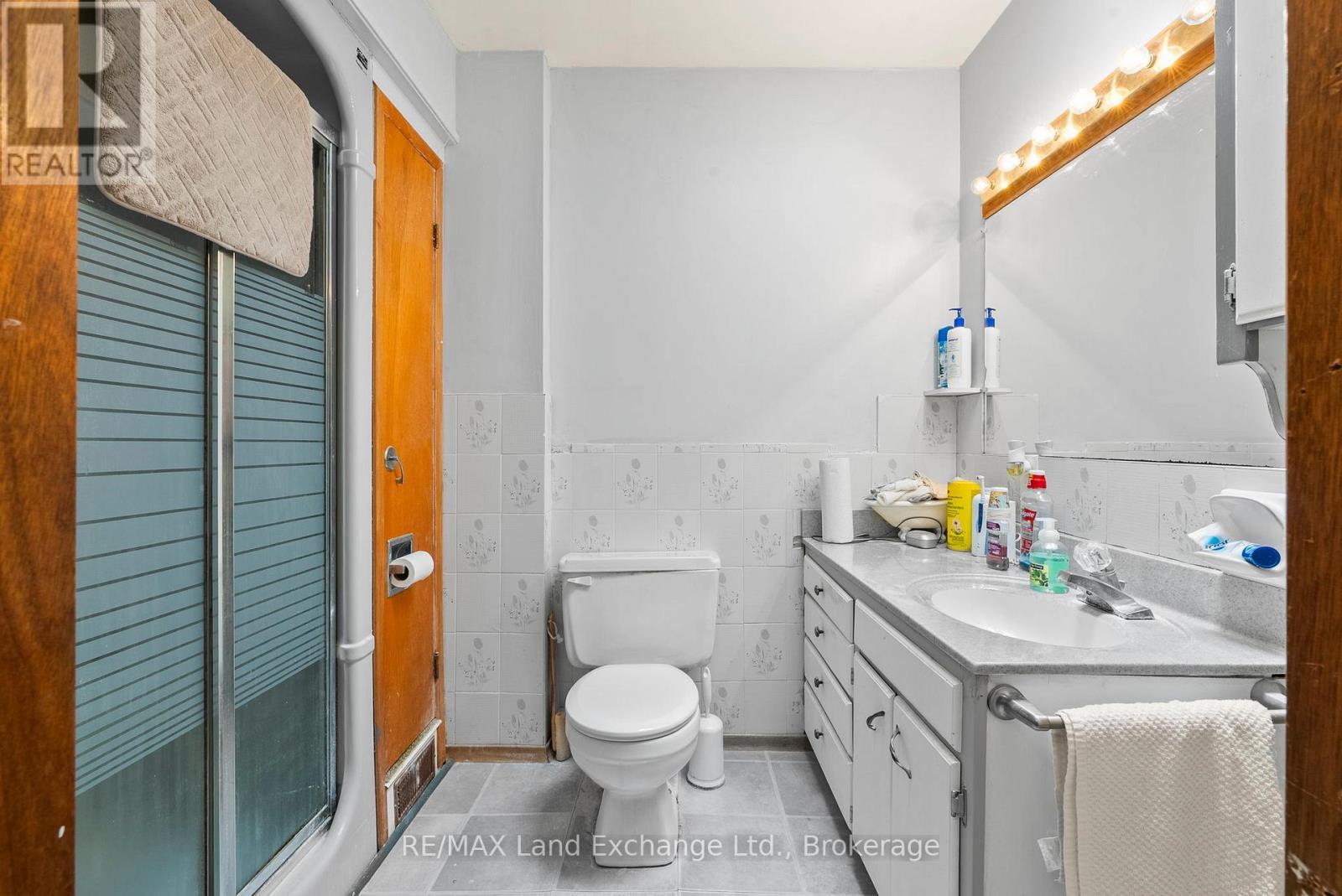 401 Winnebago Road, Huron-Kinloss, ON - Indoor Photo Showing Bathroom