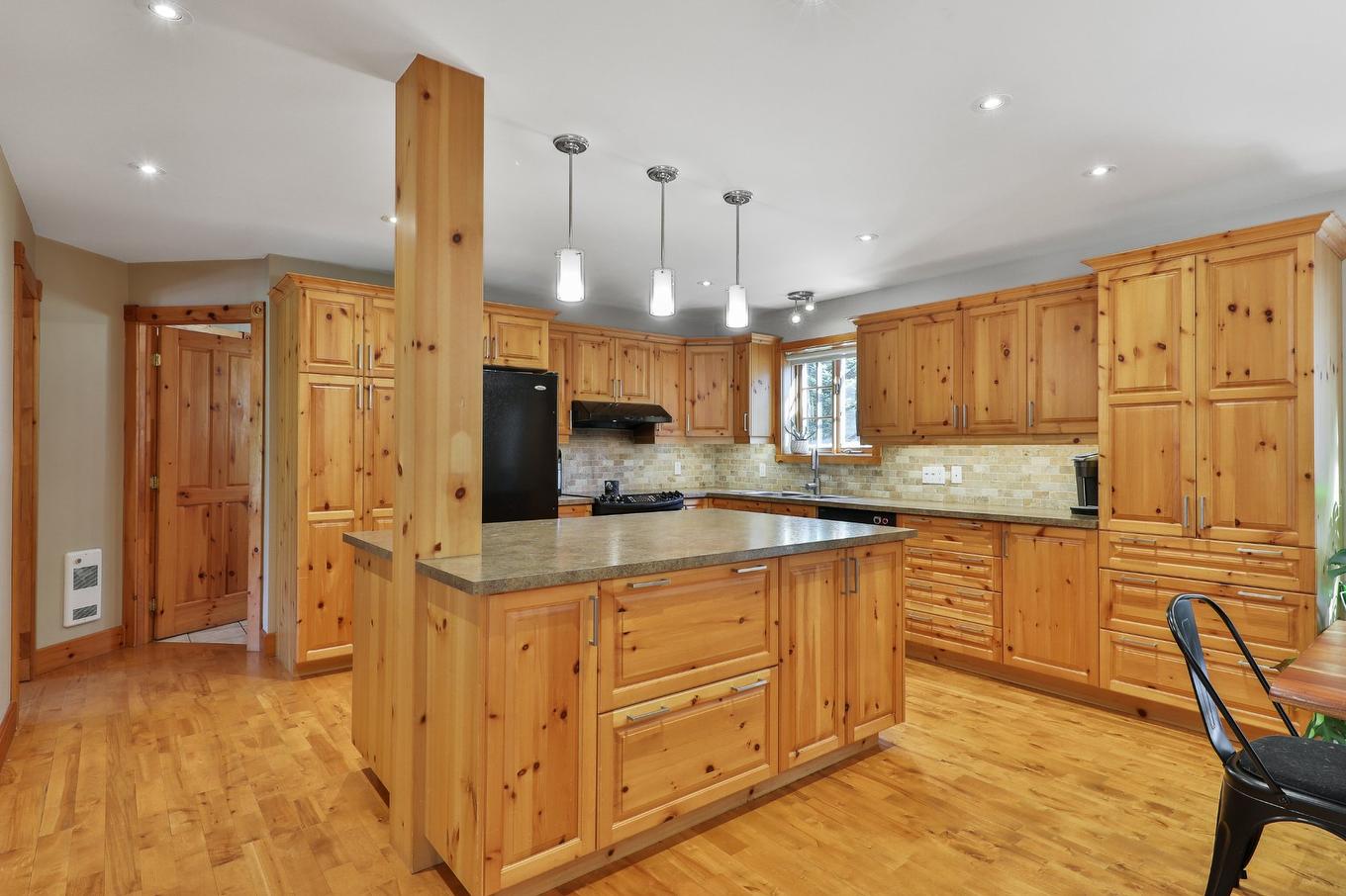 Cuisine - 555 Mtée Gagnon, Sainte-Marguerite-Du-Lac-Masson, QC - Indoor Photo Showing Kitchen