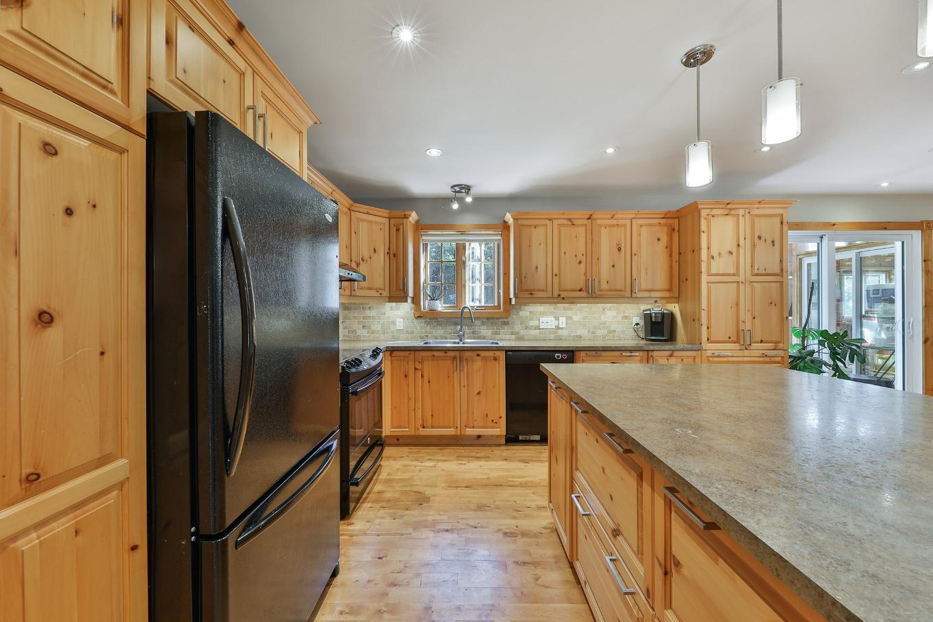 Cuisine - 555 Mtée Gagnon, Sainte-Marguerite-Du-Lac-Masson, QC - Indoor Photo Showing Kitchen With Double Sink