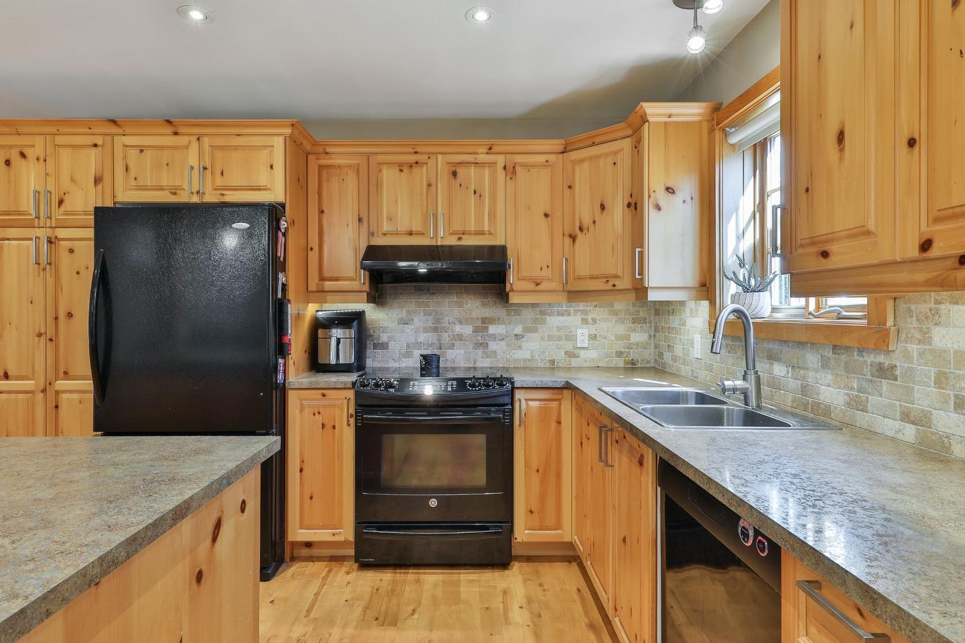 Cuisine - 555 Mtée Gagnon, Sainte-Marguerite-Du-Lac-Masson, QC - Indoor Photo Showing Kitchen With Double Sink
