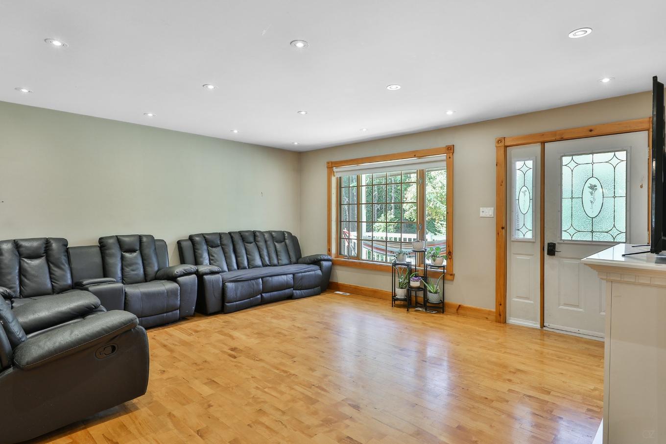 Salon - 555 Mtée Gagnon, Sainte-Marguerite-Du-Lac-Masson, QC - Indoor Photo Showing Living Room