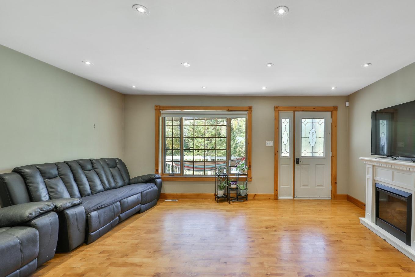 Salon - 555 Mtée Gagnon, Sainte-Marguerite-Du-Lac-Masson, QC - Indoor Photo Showing Living Room With Fireplace