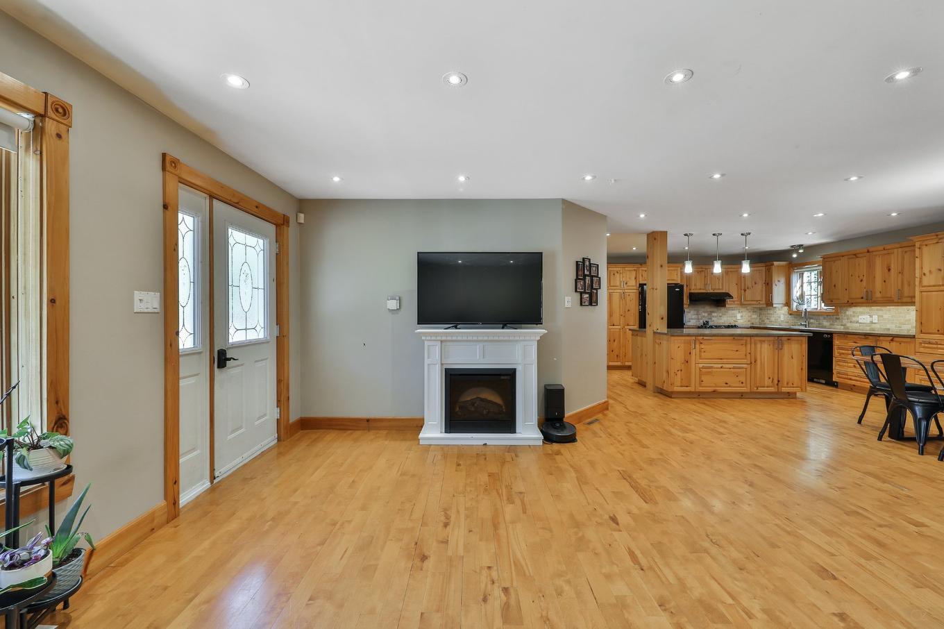 Salon - 555 Mtée Gagnon, Sainte-Marguerite-Du-Lac-Masson, QC - Indoor With Fireplace