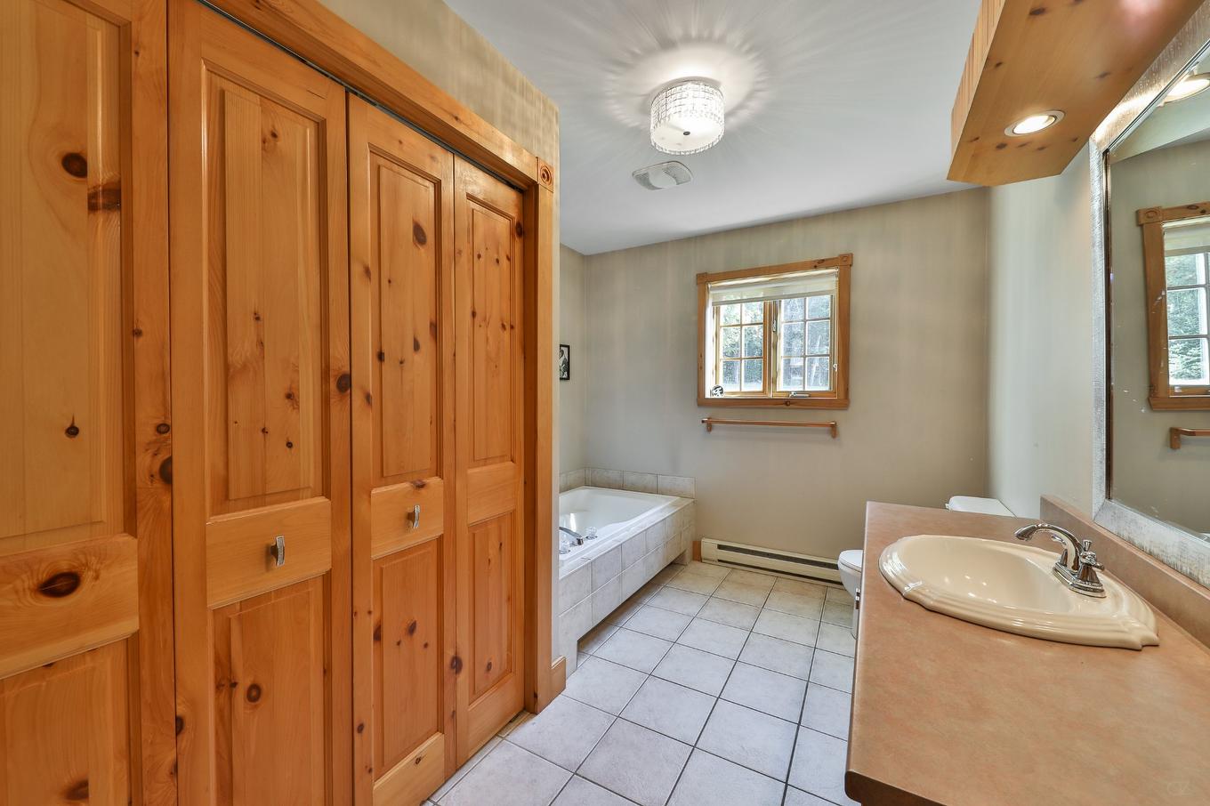 Salle de bains - 555 Mtée Gagnon, Sainte-Marguerite-Du-Lac-Masson, QC - Indoor Photo Showing Bathroom