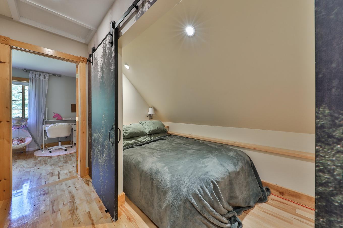 Bureau - 555 Mtée Gagnon, Sainte-Marguerite-Du-Lac-Masson, QC - Indoor Photo Showing Bedroom