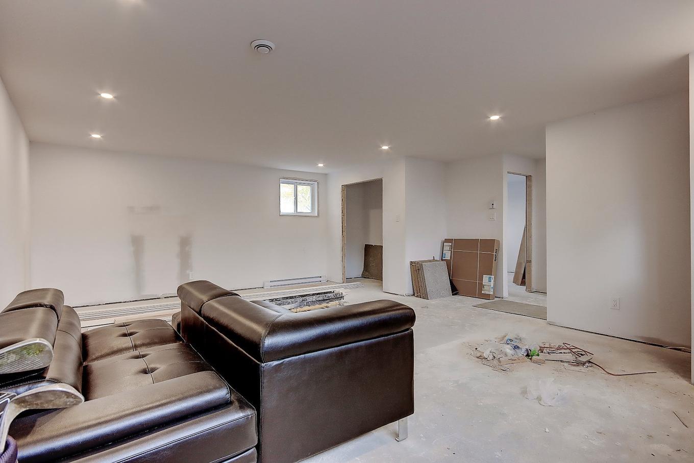 Salle familiale - 109 Rue Dubuc, Saint-Jean-Sur-Richelieu, QC - Indoor