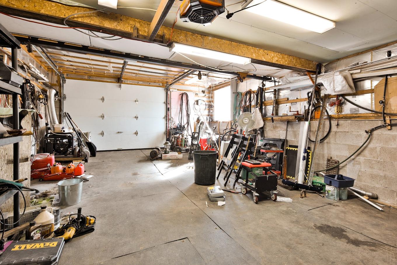 Grange - 40 Rue Paré, Chertsey, QC - Indoor Photo Showing Garage