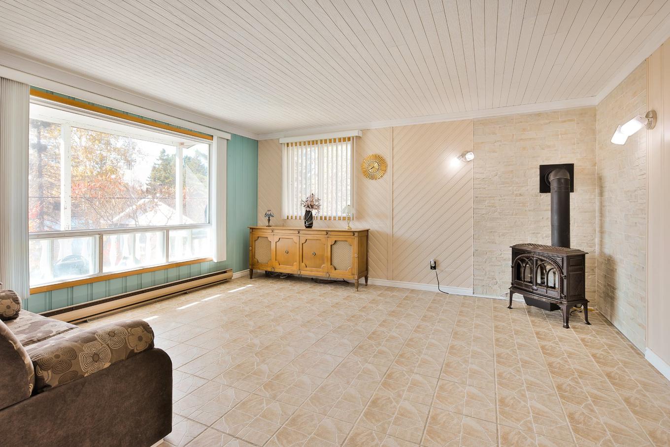 Salon - 40 Rue Paré, Chertsey, QC - Indoor