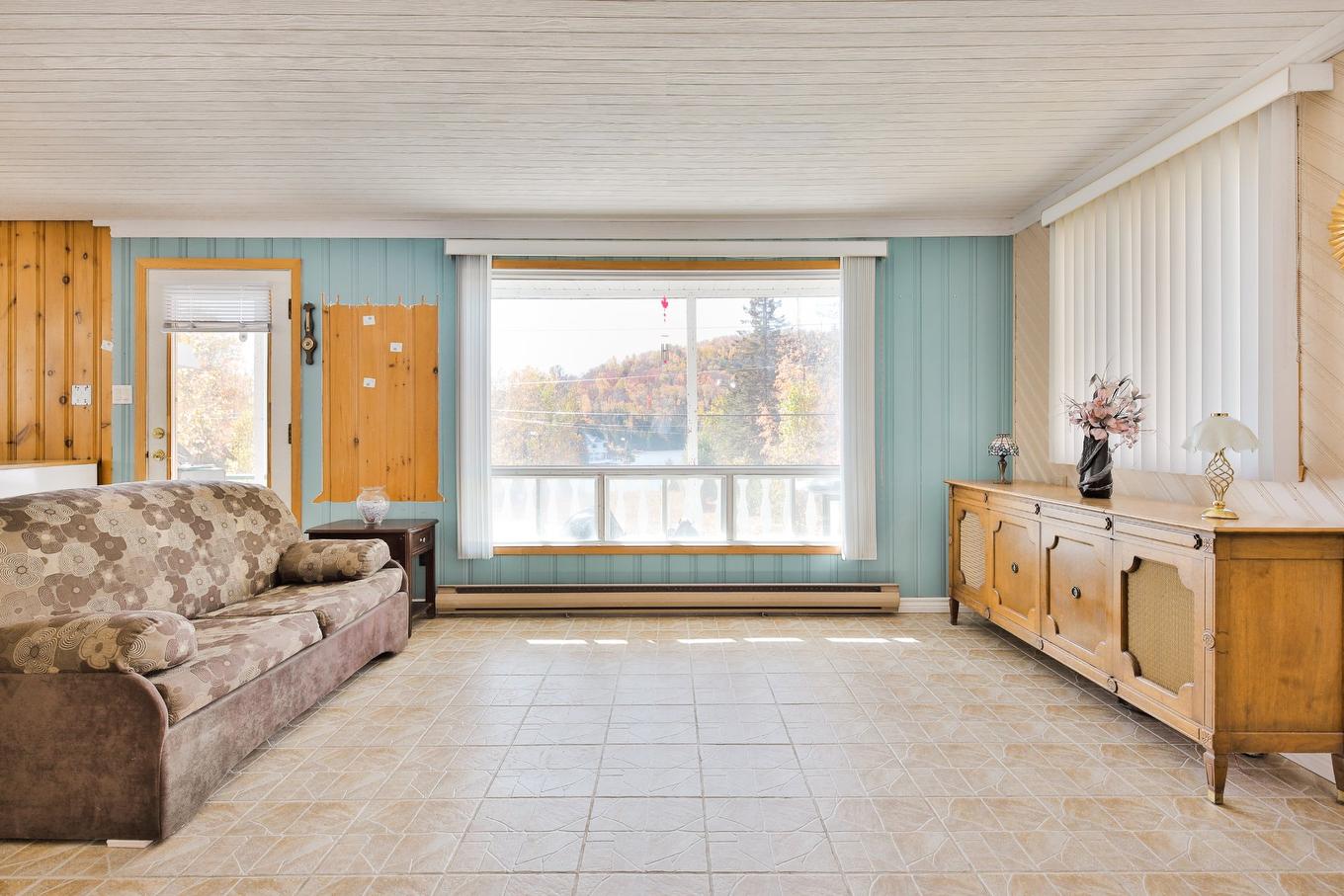 Salon - 40 Rue Paré, Chertsey, QC - Indoor Photo Showing Living Room