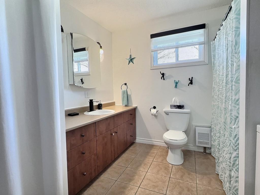 Salle de bains - 235 Rue Monseigneur-Vel, Magog, QC - Indoor Photo Showing Bathroom
