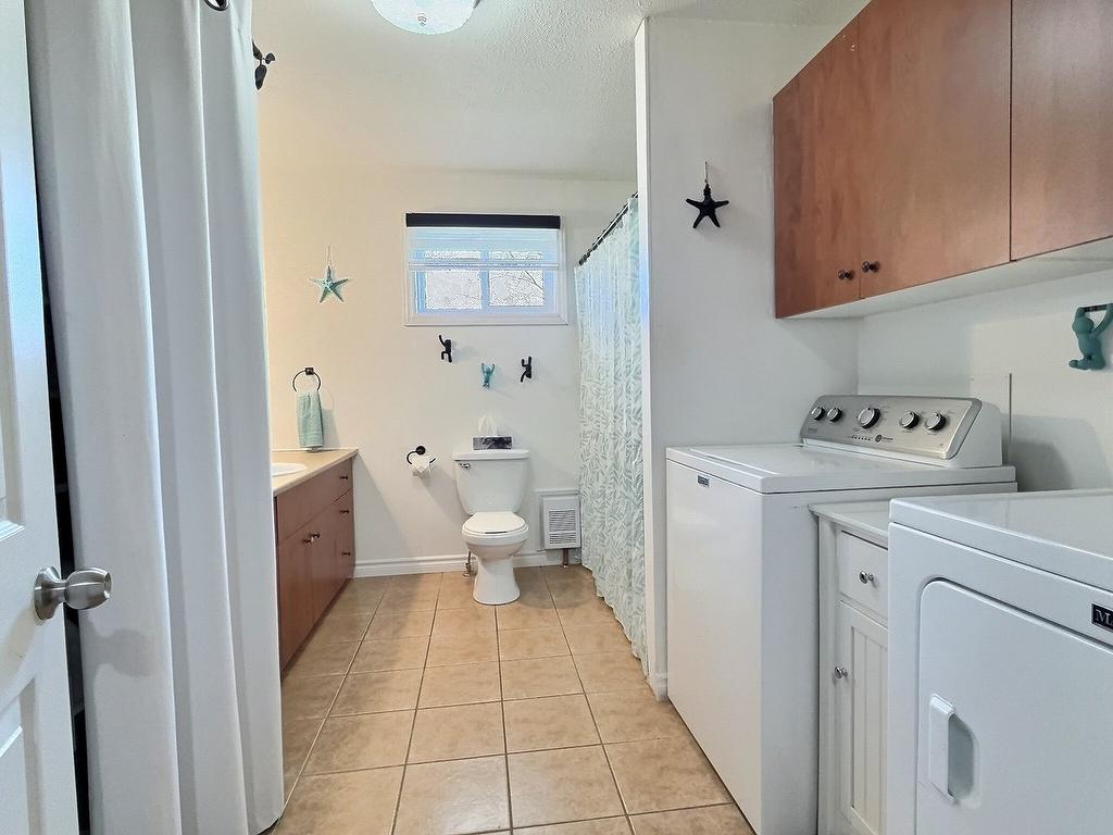 Salle de bains - 235 Rue Monseigneur-Vel, Magog, QC - Indoor Photo Showing Laundry Room