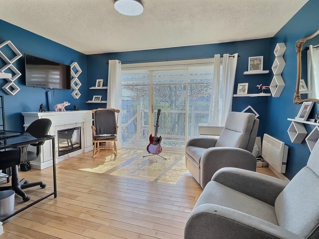 Salon - 235 Rue Monseigneur-Vel, Magog, QC - Indoor With Fireplace