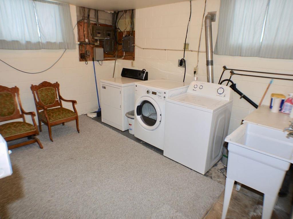 248 Second Street, Dryden, ON - Indoor Photo Showing Laundry Room