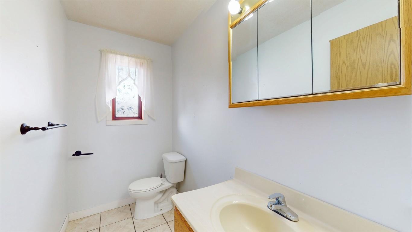 303 5Th Street, Cranbrook, BC - Indoor Photo Showing Bathroom
