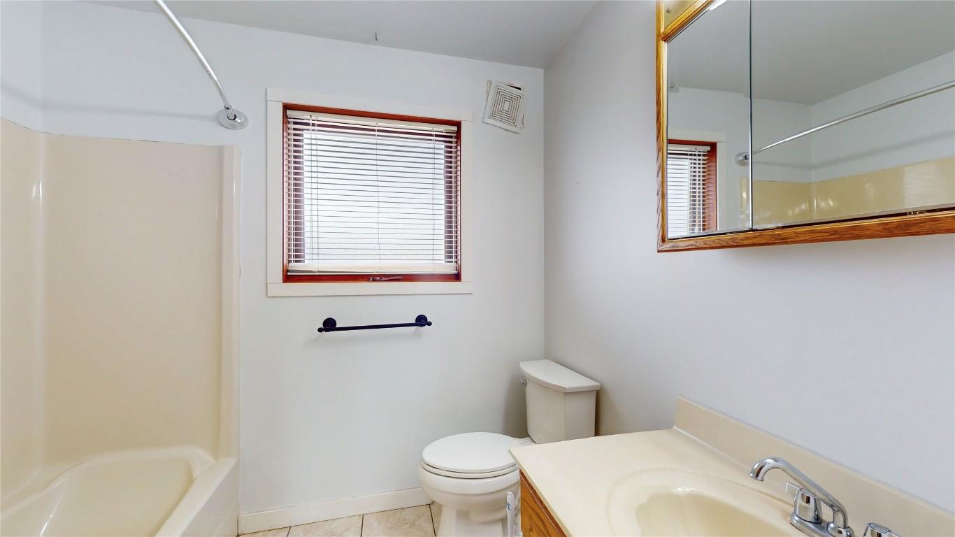 303 5Th Street, Cranbrook, BC - Indoor Photo Showing Bathroom